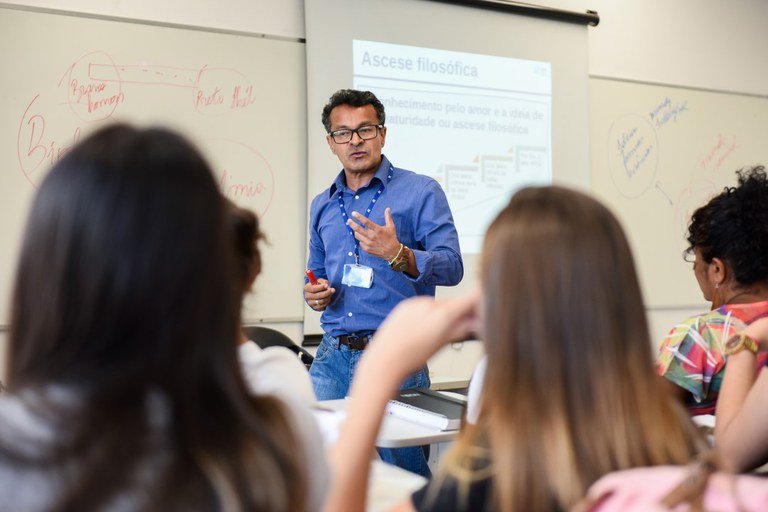 Docente en aula universitaria